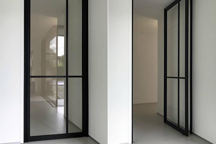 Project: Moderne 'steel look' deur geplaatst
