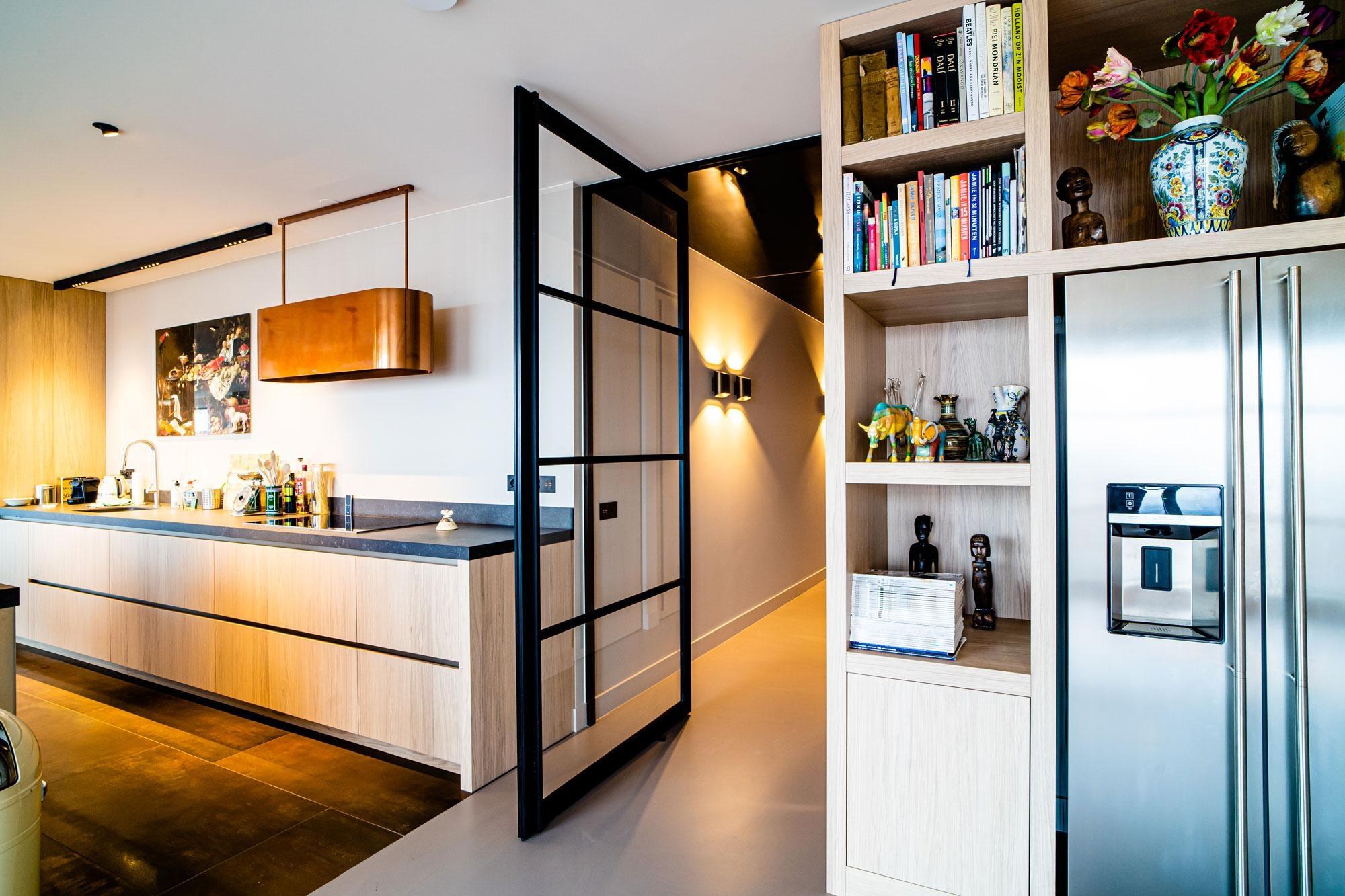 Modern appartement met steel look en houtlook taatsdeuren
