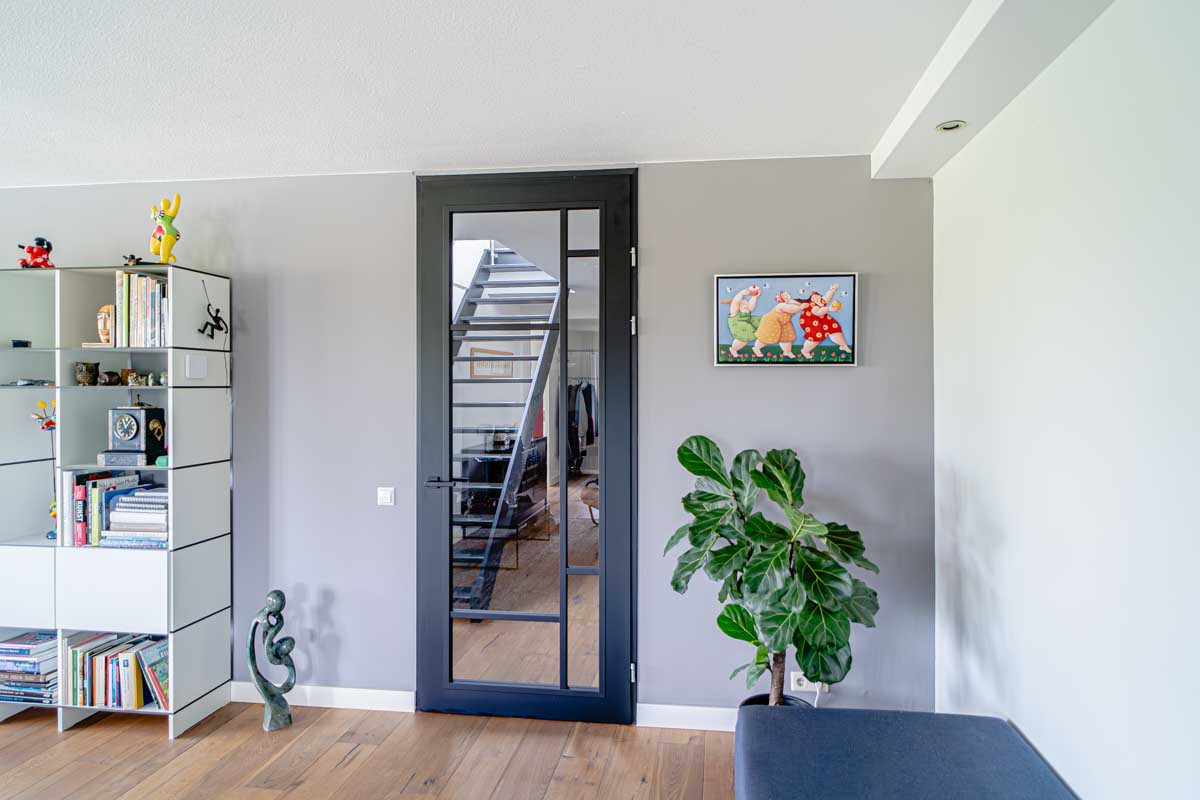Simon Maree Deurenspecialist Staal look opdekdeur modern zwart 15