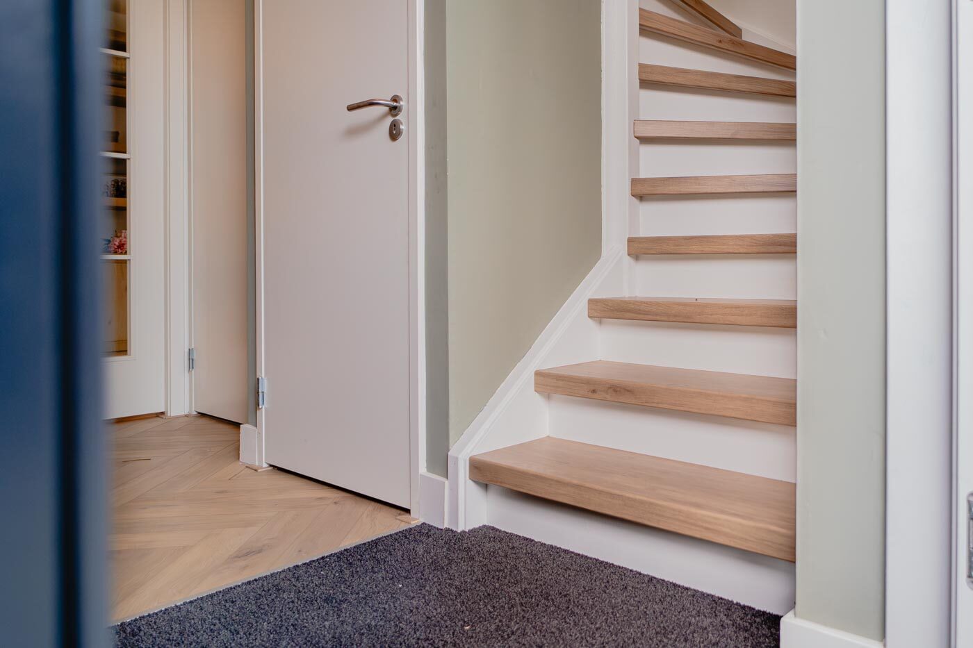 Renovari Traprenovati Eiken Truffel Laminaat Witte Stootborden Simon Maree Deurenspecialist DSC07481 Enhanced NR