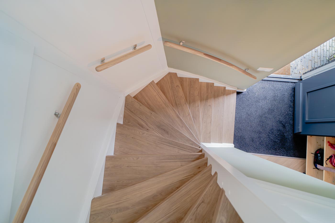 Renovari Traprenovati Eiken Truffel Laminaat Witte Stootborden Simon Maree Deurenspecialist DSC07486 Enhanced NR