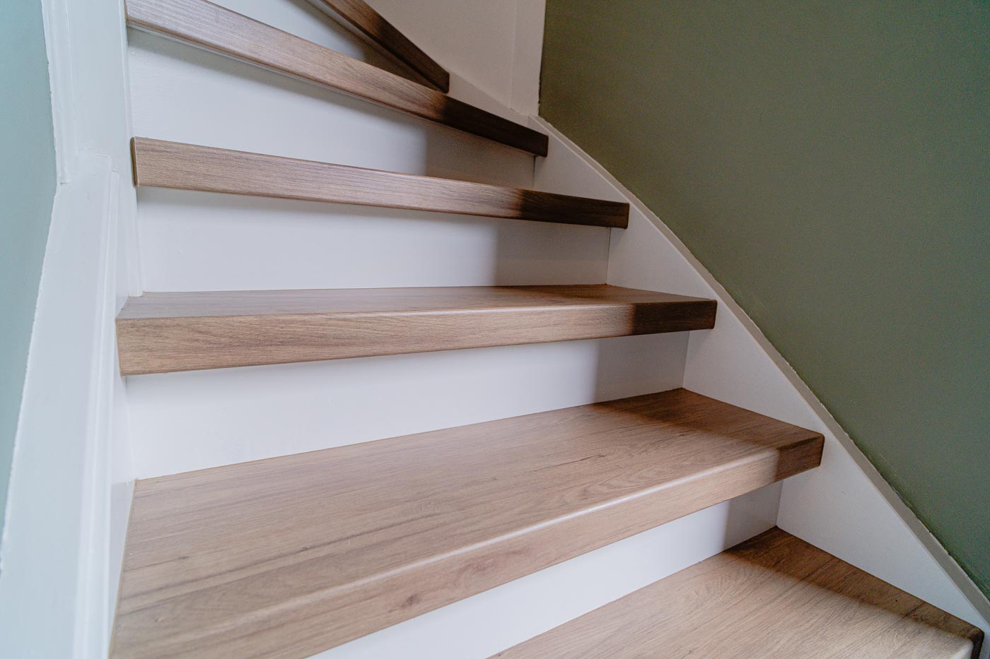 Renovari Traprenovati Eiken Truffel Laminaat Witte Stootborden Simon Maree Deurenspecialist DSC07517
