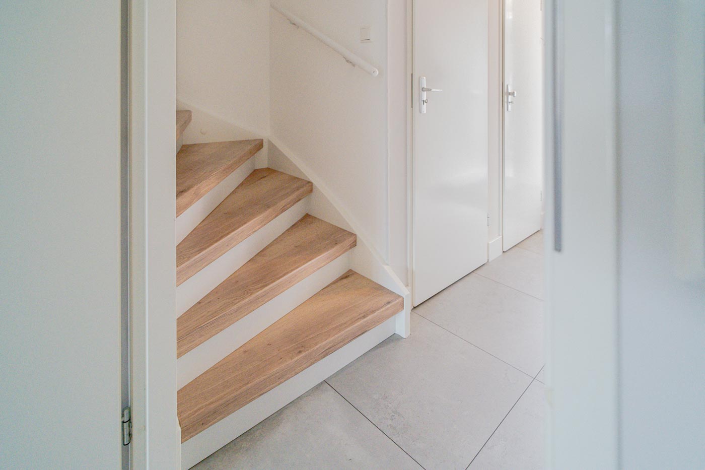 Renovari Traprenovati Licht Eiken Laminaat Witte Stootborden Simon Maree Deurenspecialist DSC07533