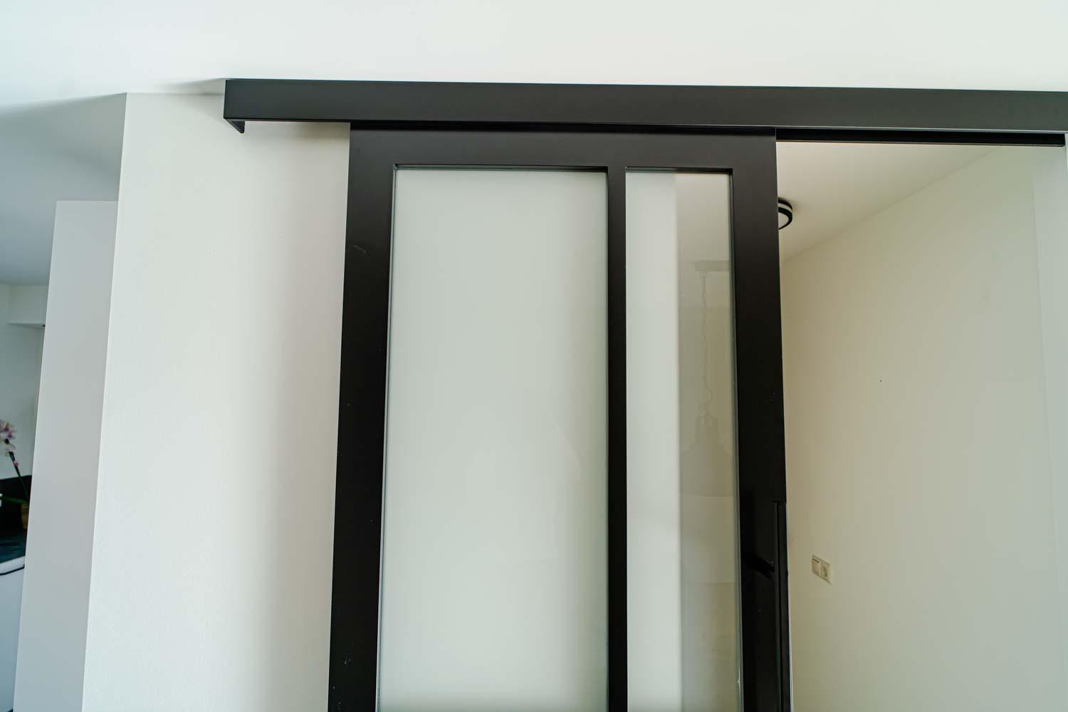 Simon Maree Deurenspecialist Steel Look Schuifdeur Kamerhoog Schuifdeuren Binnen Kamerhoge Staal Look Zwart DSC08971 kopie